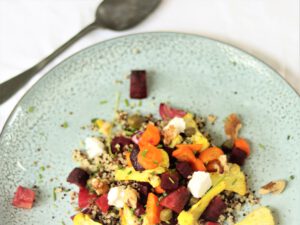 quinoa met geroosterde groenten en specerijen